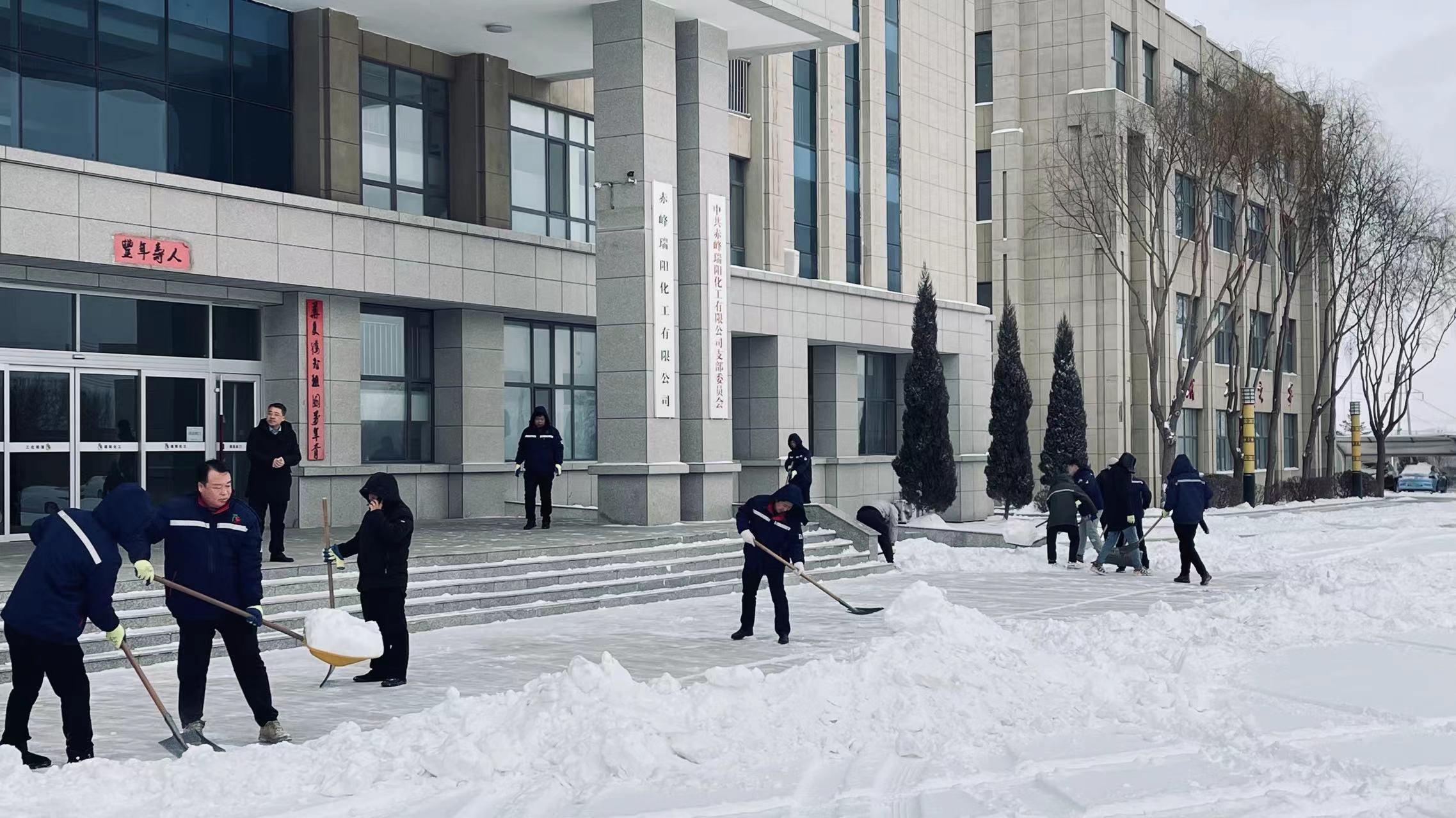 不畏嚴(yán)寒，除雪保安全出行